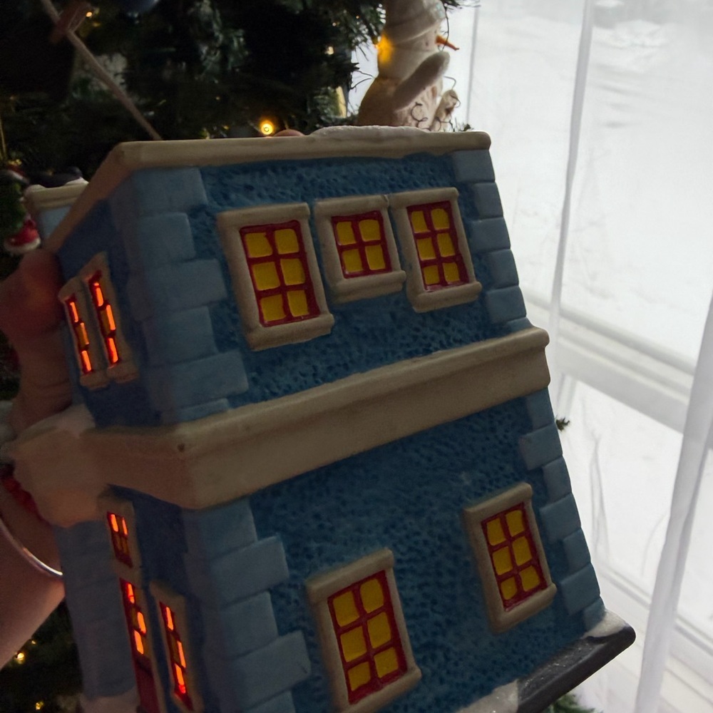 Disney Dept 56 Mickey’s Movie Theater Christmas Village - w/box - Picture 9 of 9